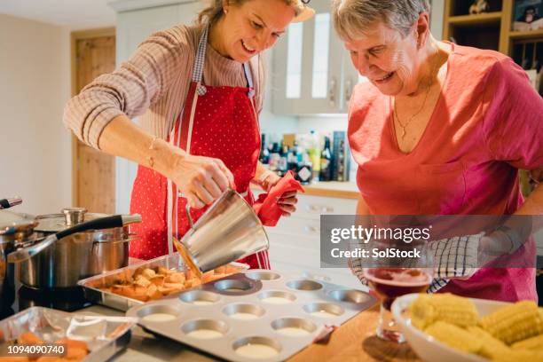 préparer le dîner de xxx - garniture photos et images de collection