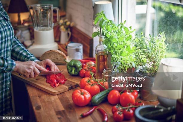 zubereitung gemüse gazpacho suppe mit tomaten, gurken, paprika und kräutern - gazpacho stock-fotos und bilder