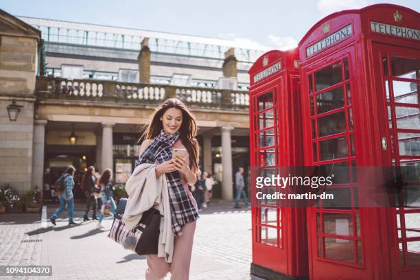 college-student im uk sms auf smartphone - business forum in london stock-fotos und bilder