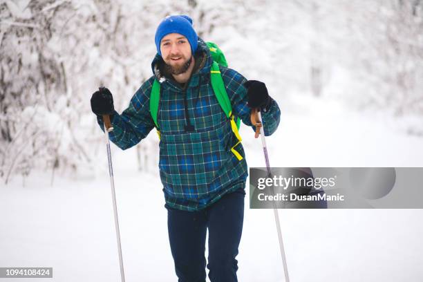 mann-reisende zu fuß allein schneeberge. - man standing in the snow stock-fotos und bilder