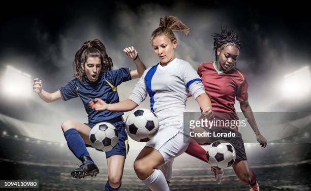 tre calciatori donne - lega di calcio foto e immagini stock