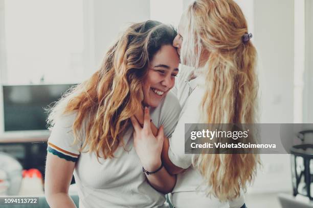 moeder en tienermeisje - mother daughter kitchen stockfoto's en -beelden