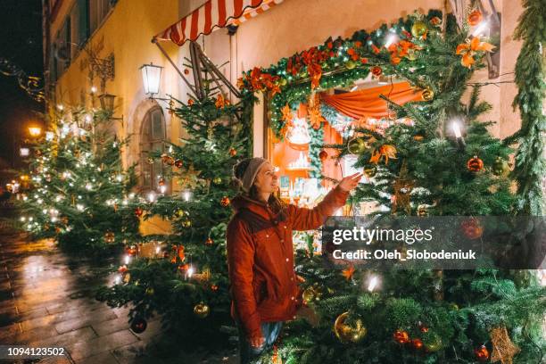 mujer de pie cerca de árbol de navidad en rothenburg - rothenburg fotografías e imágenes de stock
