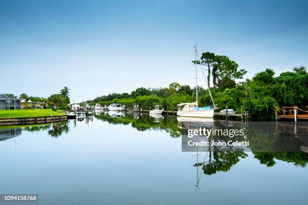 florida, fort myers, neighborhood, canal, caloosahatchee river - cape coral stockfoto's en -beelden