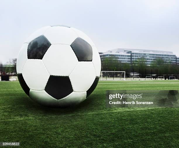 giant football on an outdoor pitch - extra groot stockfoto's en -beelden