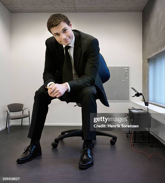 giant businessman sitting on large chair in office - passt nicht stock-fotos und bilder