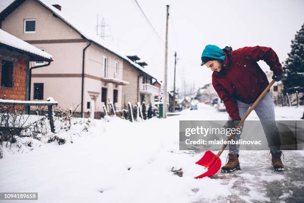 hombre con pala de la nieve - shovel fotografías e imágenes de stock