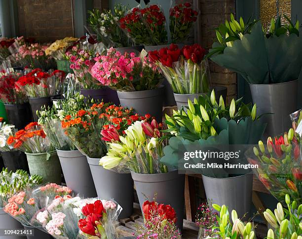 florist shop display - flower shop fotografías e imágenes de stock