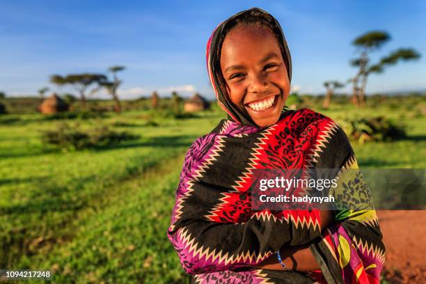 jeune fille de borana tribu, sud de l’ethiopie, afrique - adolescent africain photos et images de collection