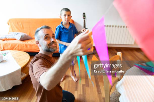 familie vieren van een verjaardag - birthday flag stockfoto's en -beelden