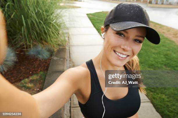 ik heb nooit dit een goed gevoel over mezelf - blonde woman selfie stockfoto's en -beelden