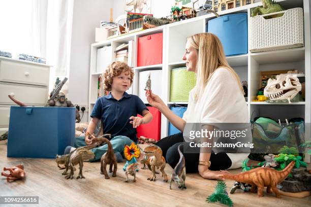 niño y madre, jugando con juguetes juntos en el hogar - cuarto de jugar fotografías e imágenes de stock