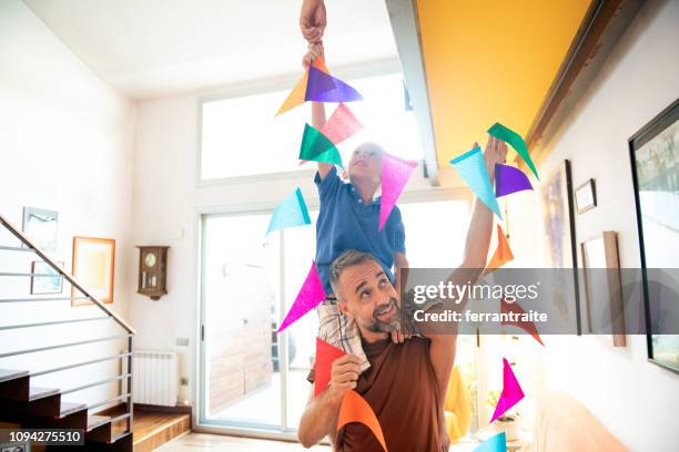 familie vieren van een verjaardag - birthday flag stockfoto's en -beelden