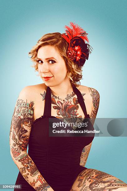 portrait of tattooed woman - pin up girl tattoo 個照片及圖片檔