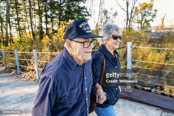 la segunda guerra mundial los e.e.u.u. militar guerra veterano padre e hija caminando - war veteran fotografías e imágenes de stock