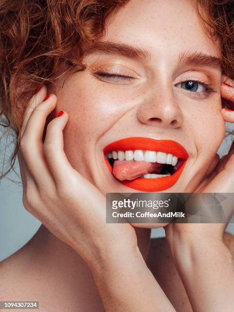 mooie vrouw - rode lippenstift stockfoto's en -beelden
