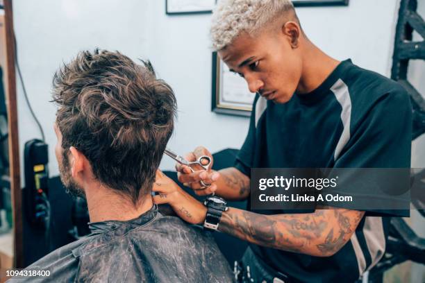 man getting a trim in barber shop - barbero peluquería fotografías e imágenes de stock