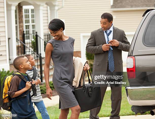 black family sich in dem auto in den tag - morgens anziehen stock-fotos und bilder