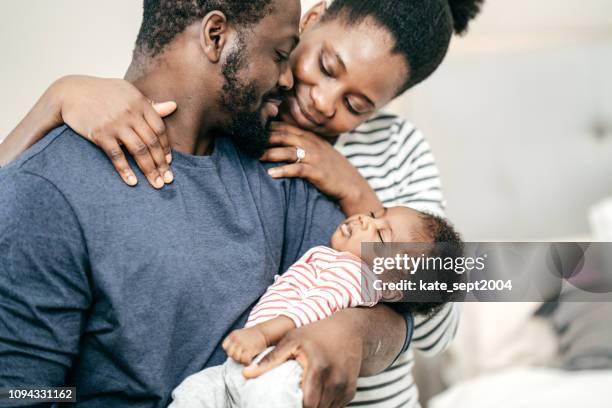 tägliche aktivität der eltern - black man holding baby stock-fotos und bilder