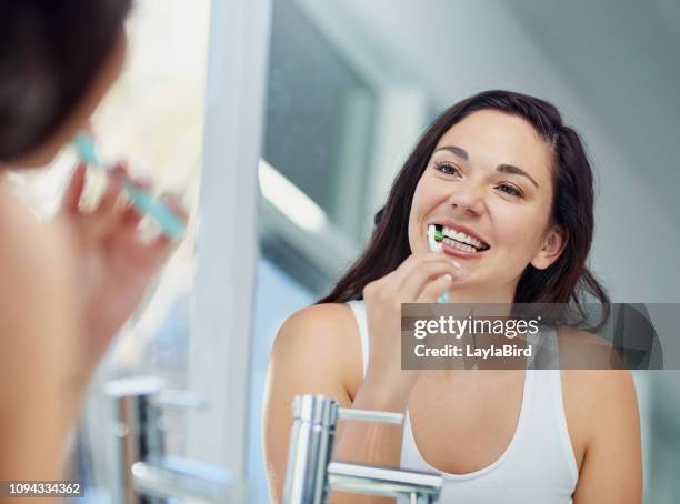 キラキラ光る歯、キラキラの日 - brushing teeth ストックフォトと画像