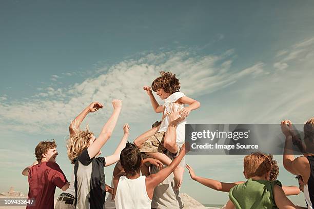 menino de ser efectuado sobre os ombros - competition winner imagens e fotografias de stock