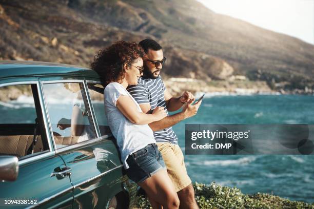 夏の冒険のための時間 - couple in car ストックフォトと画像