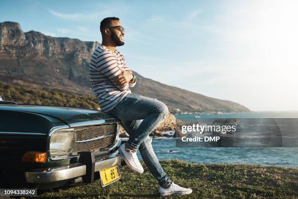 tun sie es für die ansicht - man leaning on car stock-fotos und bilder