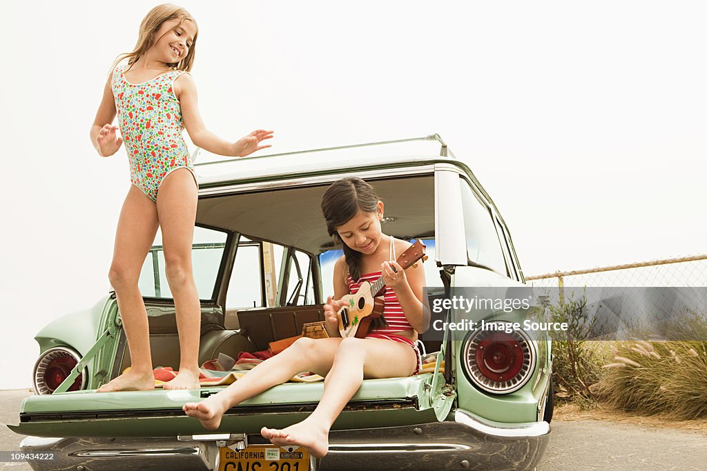 Mädchen Tanzen auf dem Schuh, ein weiteres Mädchen spielt Gitarre