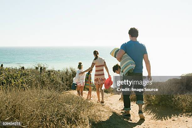 familie zu fuß zum strand - us girls on the beach stock-fotos und bilder