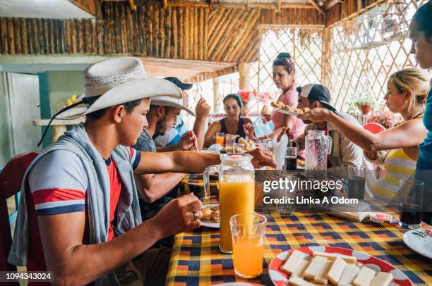 casual daytime dinner party - viñales cuba 個照片及圖片檔