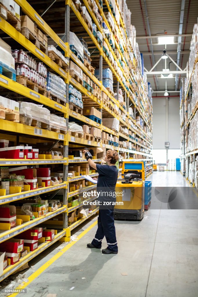 Checking merchandise with wearable bar code reader