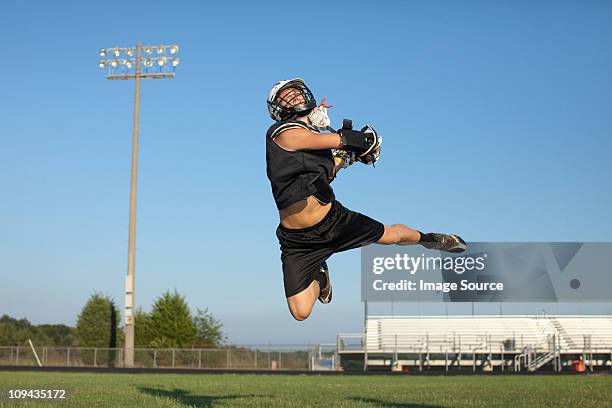 young man playing lacrosse - lacrosse imagens e fotografias de stock