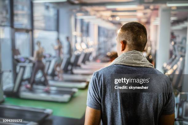 baksidan på svettig idrottsman i ett gym. - svett bildbanksfoton och bilder