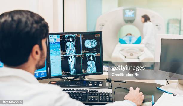 mri-scan-technologie - mri stock-fotos und bilder