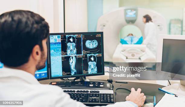 mri scan-technologie - medische artikelen stockfoto's en -beelden