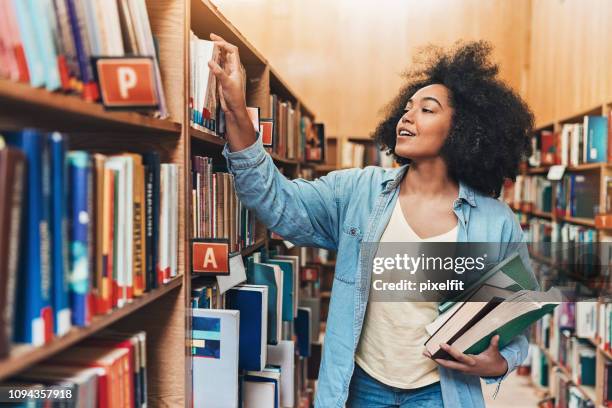 auf der suche nach bücher für die hausaufgaben-projekt - college books stock-fotos und bilder