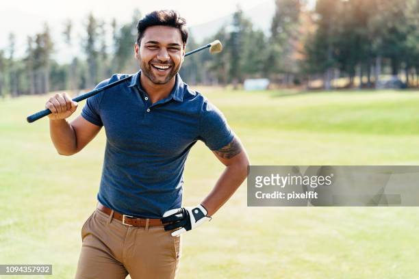fröhliche golfspieler - golf stock-fotos und bilder