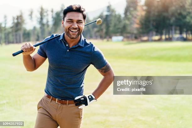 jugador de golf alegre - campo golf fotografías e imágenes de stock