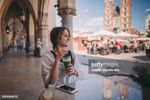 mujer turista explorar europa - krakow fotografías e imágenes de stock