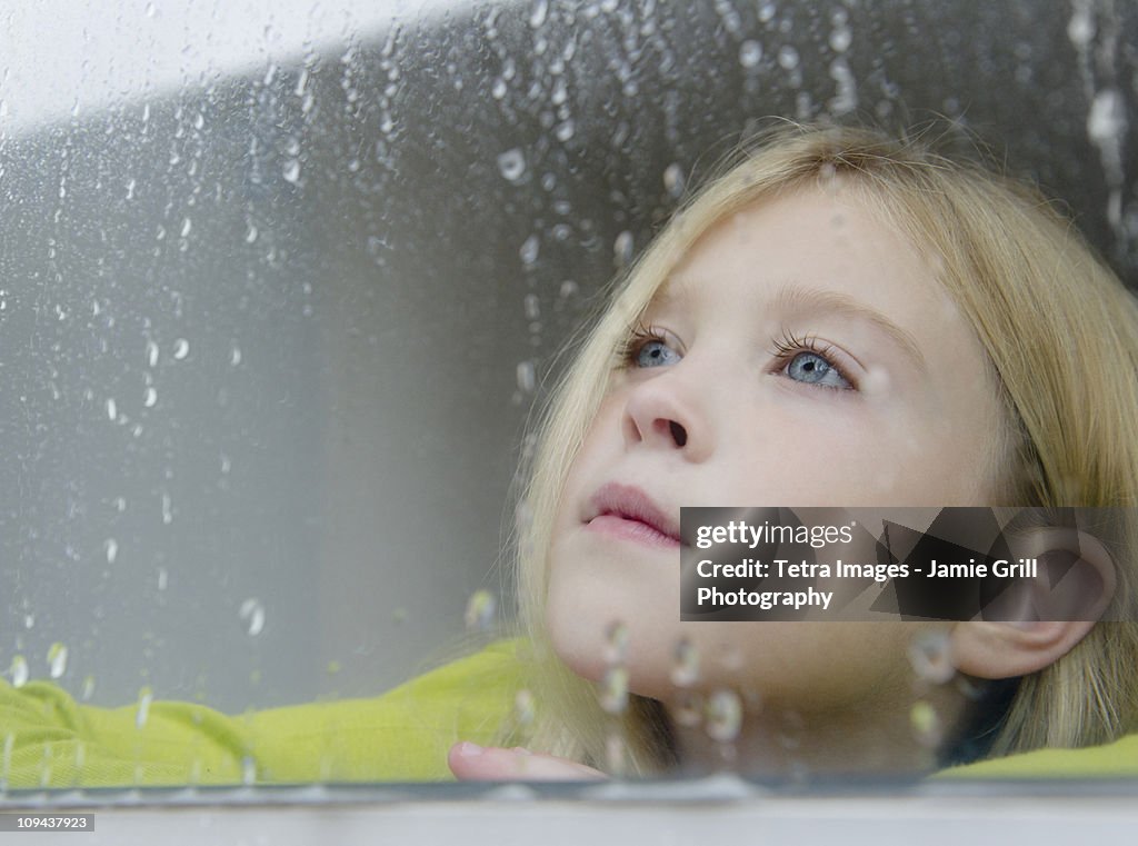 USA, New Jersey, Jersey City, Girl (8-9) watching rain