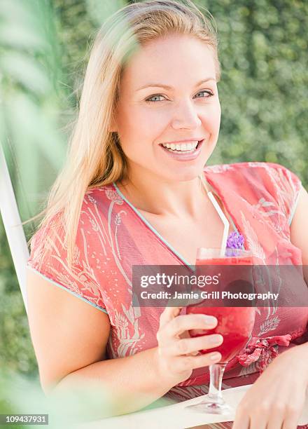 usa, new jersey, jersey city, young attractive woman with pink refreshment drink - pink jersey bildbanksfoton och bilder