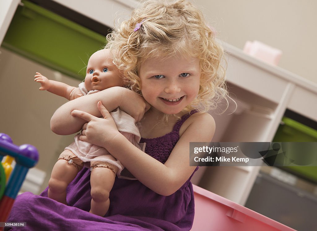 USA, Utah, Lehi, girl (2-3) hugging doll