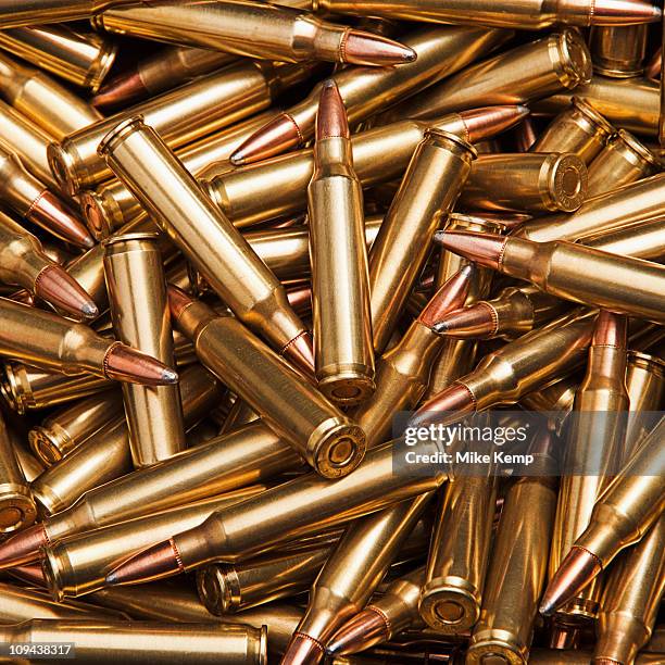 pile of bullets - bala munición fotografías e imágenes de stock