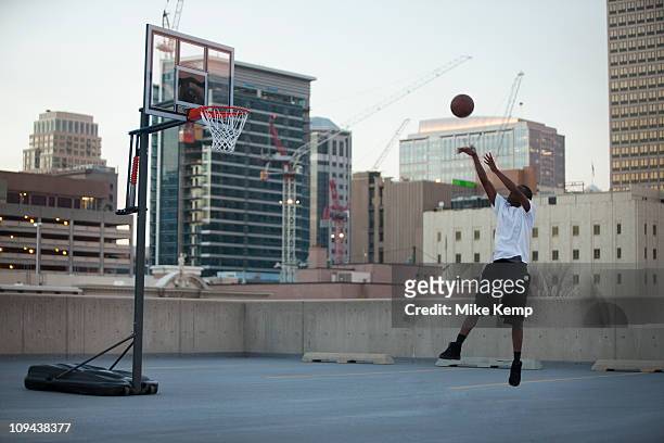 usa, utah, salt lake city, young man playing basketball - shooting baskets 個照片及圖片檔