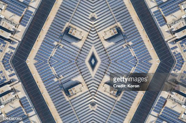 lines of solar panels at a large solar farm kaleidoscopic pattern - kaleidoskop muster stock-fotos und bilder