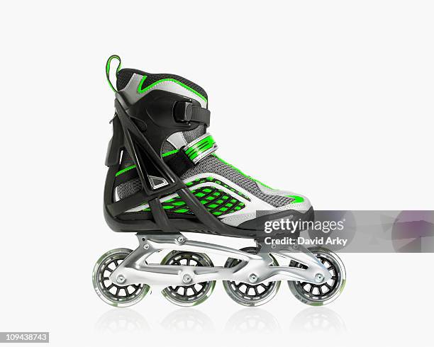 studio shot of rollerblade shoe - roller en ligne photos et images de collection