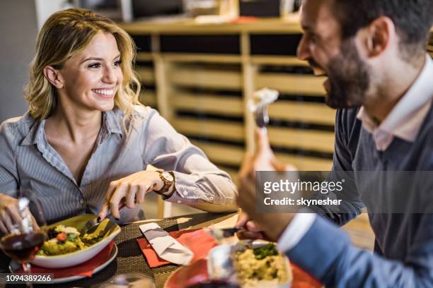 felice coppia d'affari che parla a pranzo al ristorante. - lunch lady foto e immagini stock