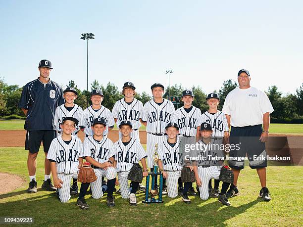 usa, california, ladera ranch, portrait of little league players (aged 10-11) - baseballmannschaft stock-fotos und bilder