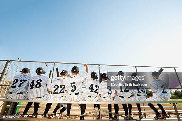 usa, california, ladera ranch, boys (10-11) from little league sitting on bench, rear view - 野球チーム ストックフォトと画像