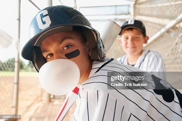 usa, california, ladera ranch, boys (10-11) from  little league baseball team on dugout - baseballmannschaft stock-fotos und bilder